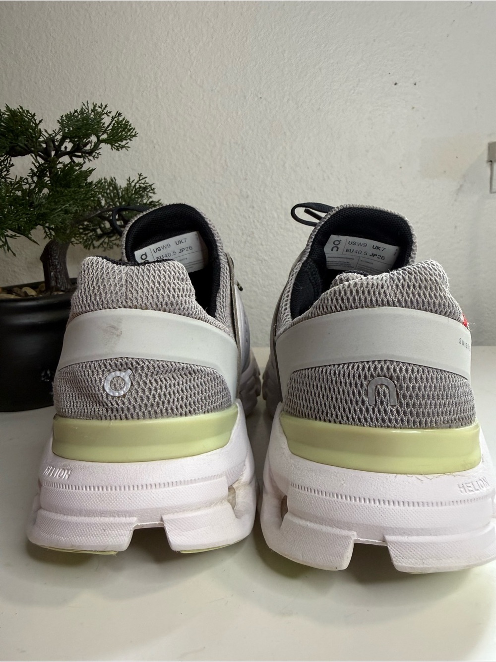 On Running  Cloudswift  women size 9 lace Up Running Shoes - Gray, Black - Picture 8 of 9